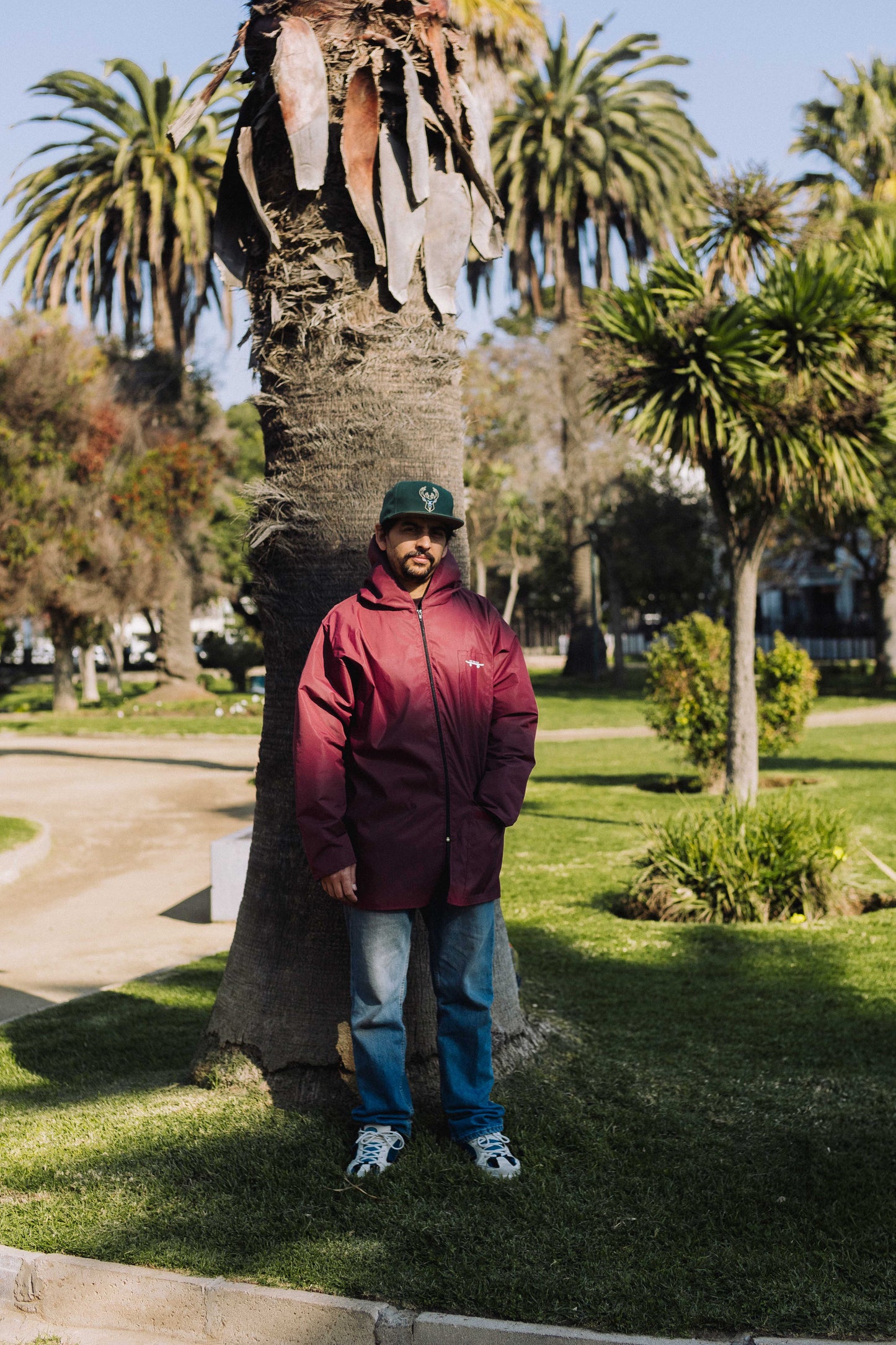 Chaqueta Burdeo con Capucha – Not Too Old
