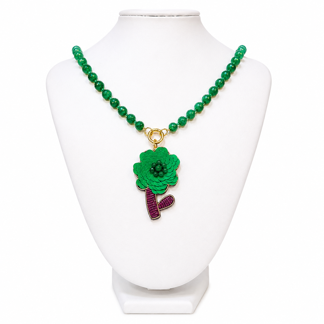 Collar bordado piedras verde