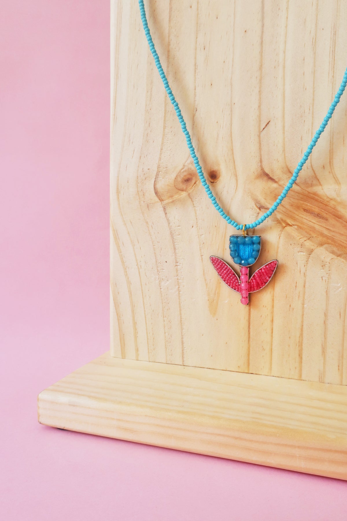 Collar bordado mostacillas celeste