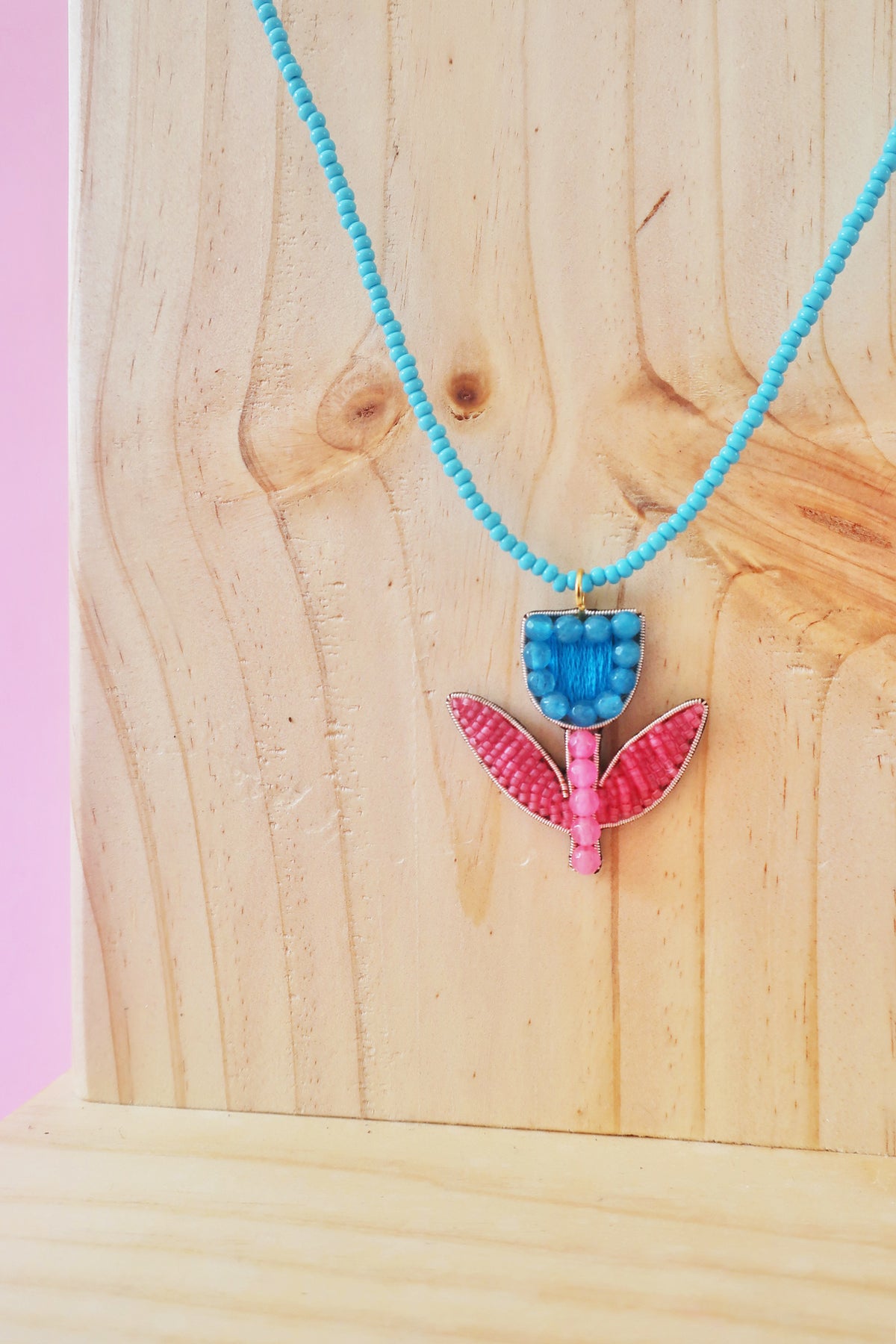 Collar bordado mostacillas celeste