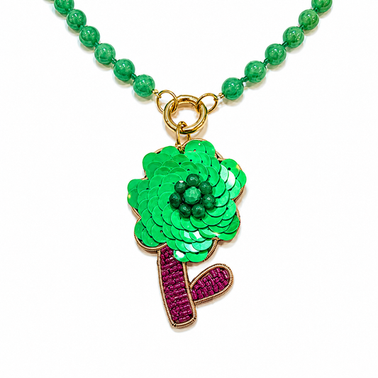 Collar bordado piedras verde