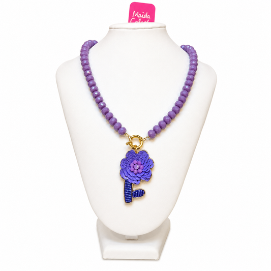 Collar bordado piedras lila