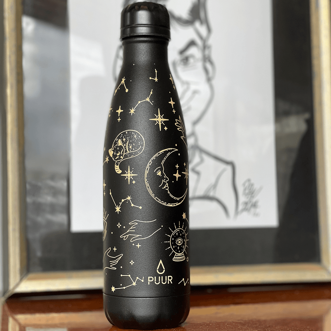 BOTELLA TÉRMICA 500 ML NEGRA CON DISEÑOS MÁGICOS LUNA SOL MANOS CON CUADRO AL FONDO
